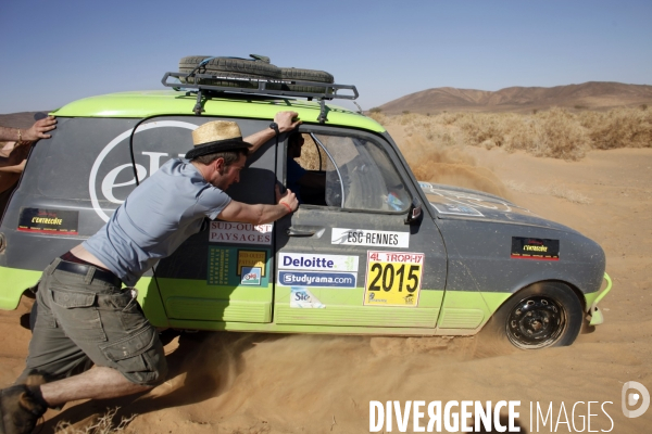 Rally du 4l trophy dans le desert marocain.