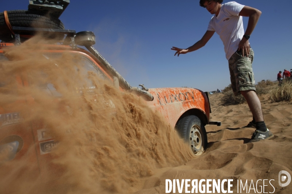 Rally du 4l trophy dans le desert marocain.