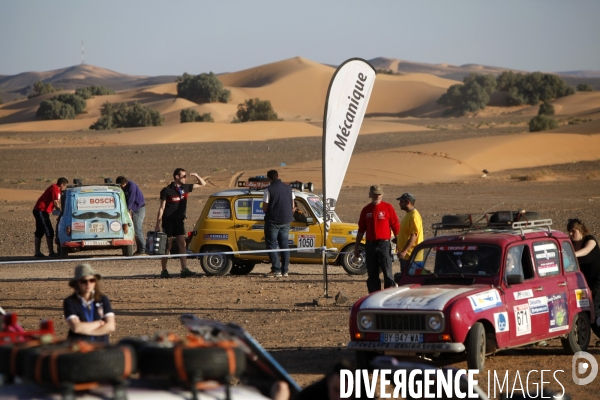 Rally du 4l trophy dans le desert marocain.