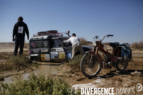 Rally du 4l trophy dans le desert marocain.