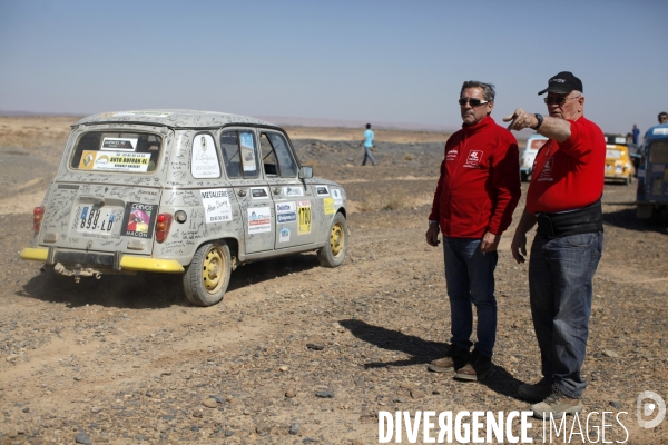 Rally du 4l trophy dans le desert marocain.