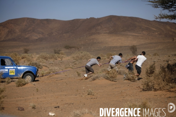 Rally du 4l trophy dans le desert marocain.