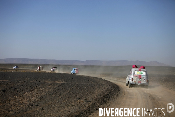 Rally du 4l trophy dans le desert marocain.