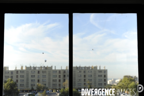 3 Impacts de balles sur la vitre d un appartement à Marseille.