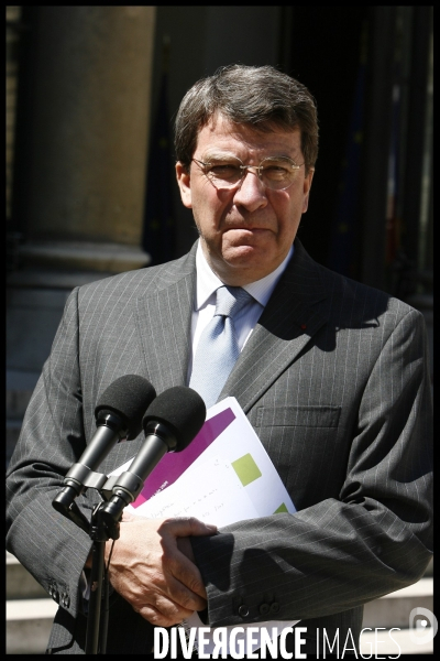 Richard Descoings remet son rapport sur la reforme du lycee