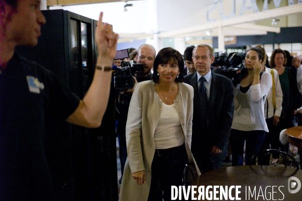 Anne Hidalgo officialise sa candidature a la mairie de Paris.
