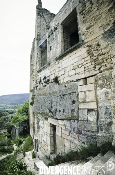 Lacoste; le chateau avant les restaurations entreprises par Pierre Cardin. Escalier d acces