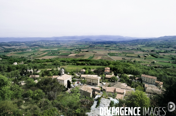 Lacoste; vue sur la vallee d Apt