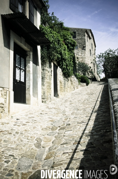 Lacoste; une calade pavee (ruelle en pente)