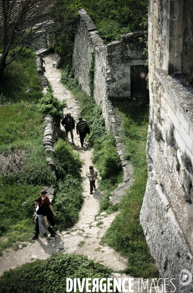 Lacoste; autour du chateau deambulent des touristes