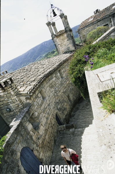 Lacoste; dans les ruelles déambulent les touristes.