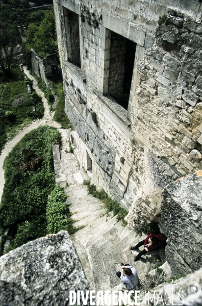 Lacoste; balades touristiques au pied du chateau.