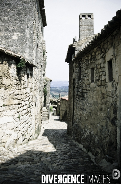 Lacoste; le haut de la rue saint Trophime.