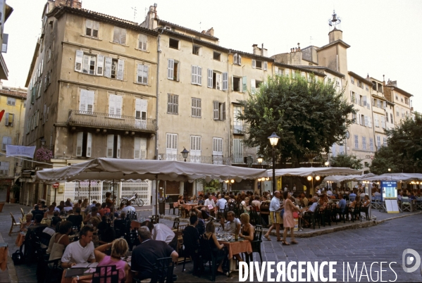 Grasse , capitale des fragrances