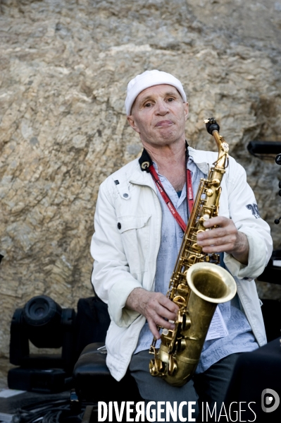 Le musicien de jazz francais Jef Sicard  saxophoniste , compositeur , et joueur de conques marines.