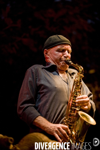 Le musicien de jazz francais Jef Sicard  saxophoniste , compositeur , et joueur de conques marines.