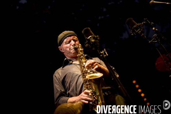 Le musicien de jazz francais Jef Sicard  saxophoniste , compositeur , et joueur de conques marines.