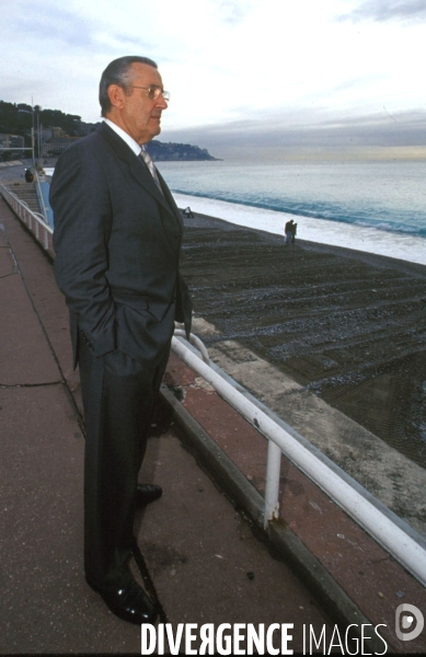 Mr Jacques Peyrat senateur maire de Nice dans son bureau.