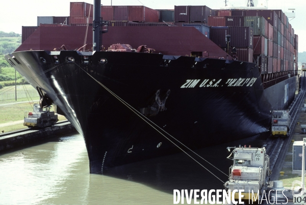 Porte Container Panamax dans une écluse du Canal de Panama.