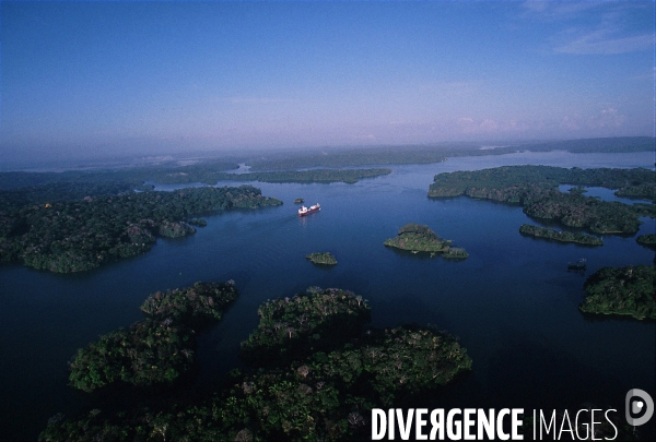 Vue aerienne du Canal de Panama.Lac Gatun avec cargo entre les iles.