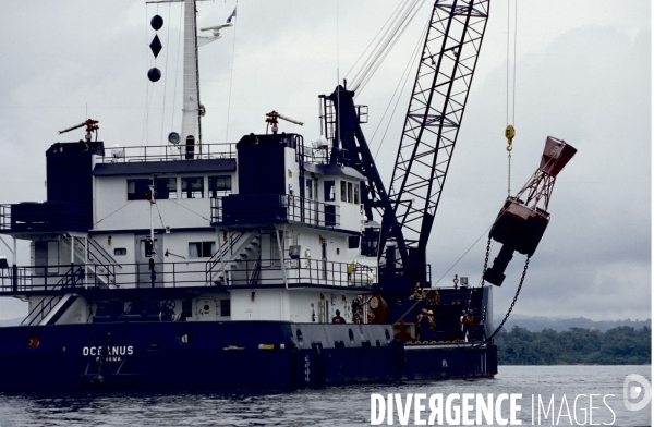 Entretien du Canal de Panama . Entretien du  balisage baliseur