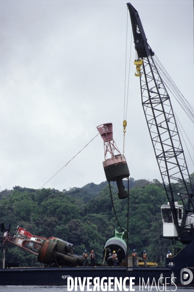 Entretien dubalisage du canal de Panama. balisage