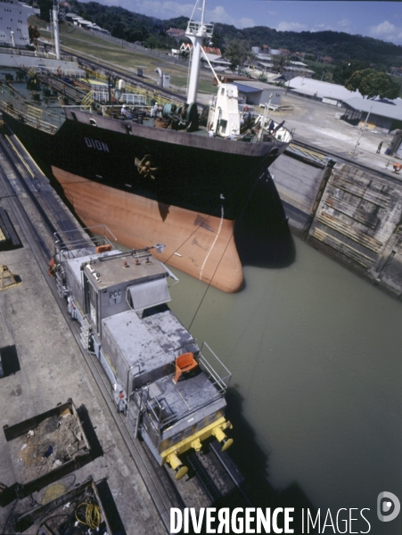 Passage d une écluse par un cargo