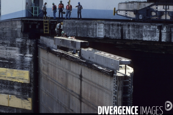 Travaux d entretien sur porte d ecluse du Canal de Panama