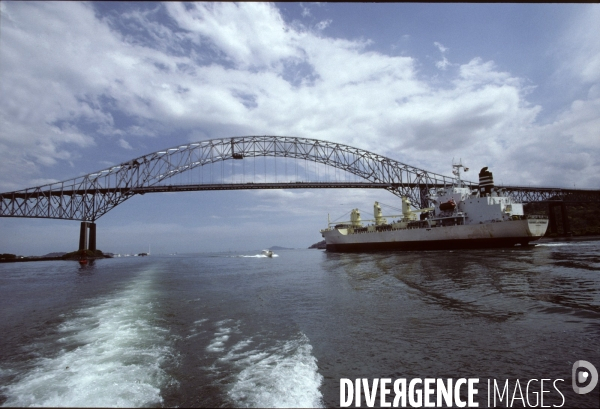 Cargo pasant sous le Pont des Ameriques.