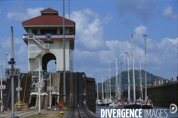 Voiliers en convoi passant les ecluses de Gatun,  canal de Panama .