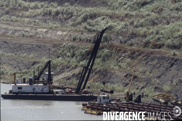 Travaux d entretien du Canal de Panama , draguage.