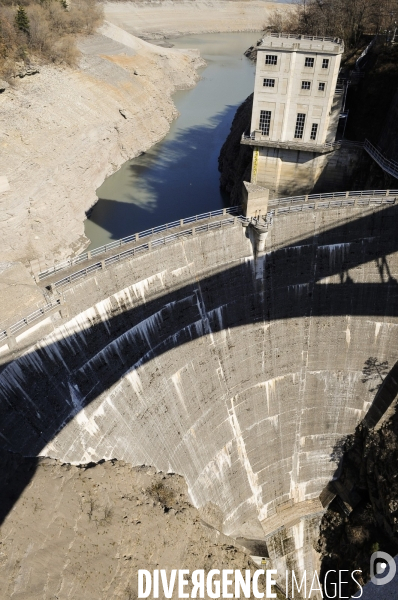 EDF travaille a la renovation des  barrages dangeureux.