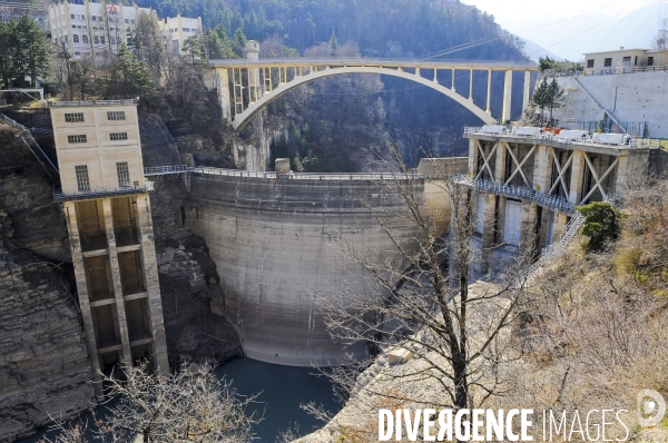 EDF travaille a la renovation des  barrages dangeureux.