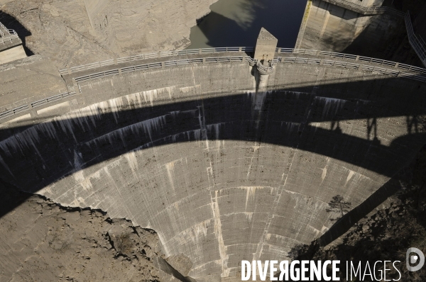 EDF travaille a la renovation des  barrages dangeureux.