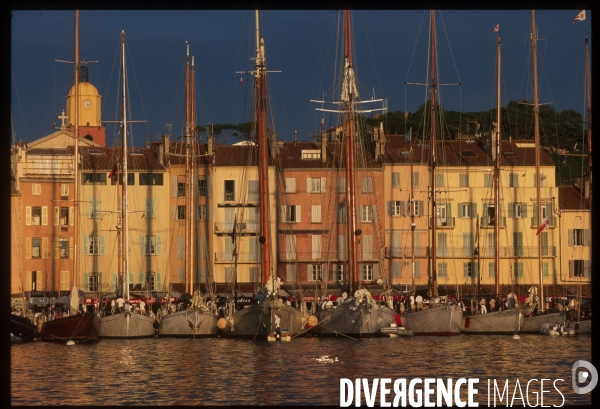 Port de St Tropez durant la Nioulargue.