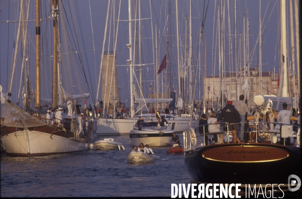 Port de St Tropez durant la Nioulargue.
