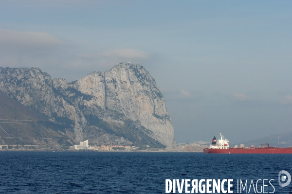 Traffic maritime dense dans le detroit de Gibraltar