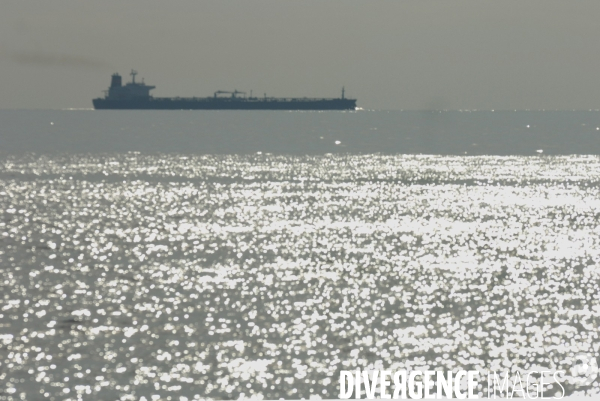 Traffic maritime dense dans le detroit de Gibraltar.