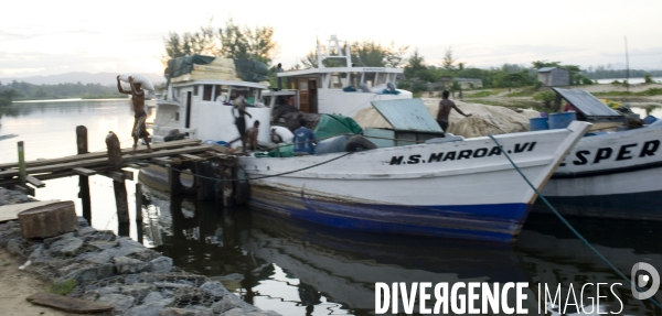 RIZ   Madagascar   dechargement du riz exporté d Inde.