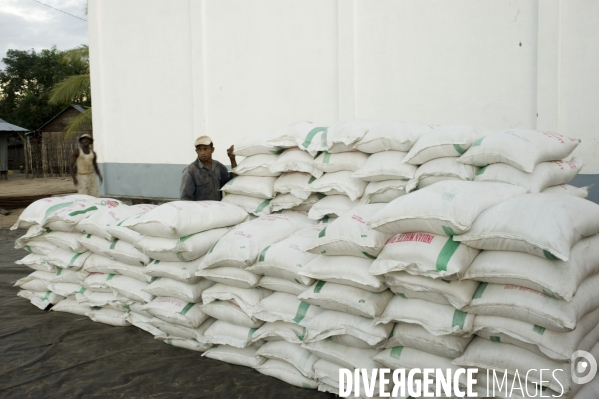 RIZ   Madagascar   dechargement du riz exporté d Inde