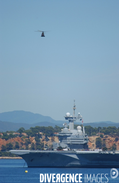 Forces armees francaises: le Charles de Gaulle croisant un sous marin  nucleaire d attaque