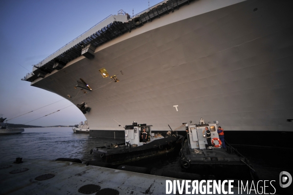 Le Porte-avion  francais Charles de Gaulle  remis a l eau apres 11 mois de chantier  effectué par la  DCNS.