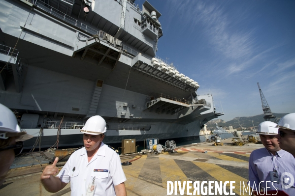 Le Porte-avion  francais Charles de Gaulle  remis a l eau apres 11 mois de chantier  effectué par la  DCNS.