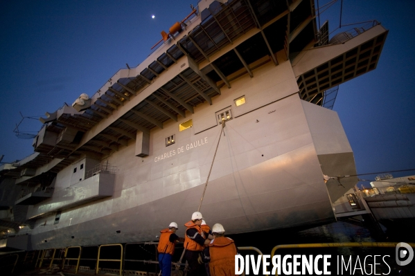 Le Porte-avion  francais Charles de Gaulle  remis a l eau apres 11 mois de chantier  effectué par la  DCNS.