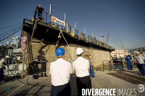 Le Porte-avion  francais Charles de Gaulle  remis a l eau apres 11 mois de chantier  effectué par la  DCNS.