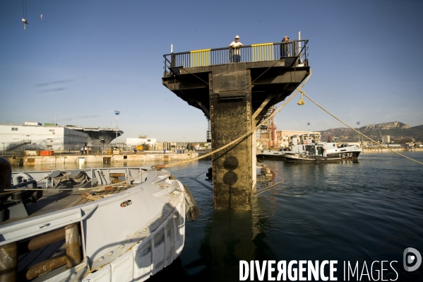 Le Porte-avion  francais Charles de Gaulle  remis a l eau apres 11 mois de chantier  effectué par la  DCNS.