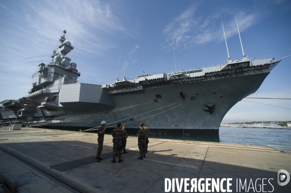 Le Porte-avion  francais Charles de Gaulle  remis a l eau apres 11 mois de chantier  effectué par la  DCNS.