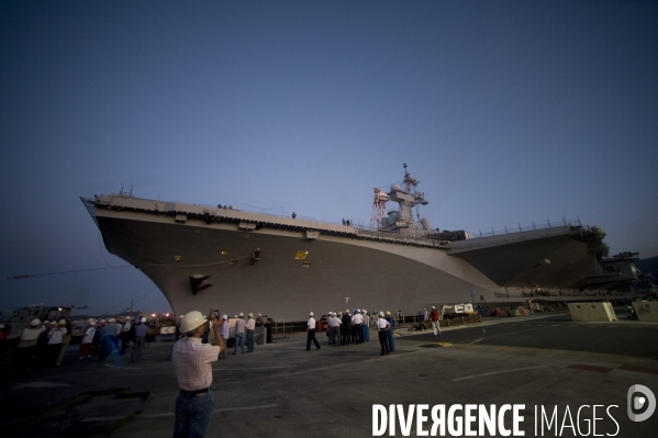 Le Porte-avion  francais Charles de Gaulle  remis a l eau apres 11 mois de chantier  effectué par la  DCNS.