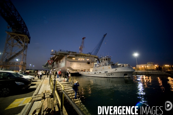 Le Porte-avion  francais Charles de Gaulle  remis a l eau apres 11 mois de chantier  effectué par la  DCNS.