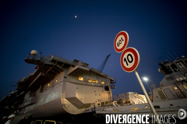 Le Porte-avion  francais Charles de Gaulle  remis a l eau apres 11 mois de chantier  effectué par la  DCNS.